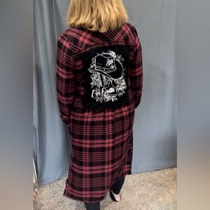 Plaid Duster cardigan Shacket w/ Graphic Back. Cowboy hat and boots.Music Shania